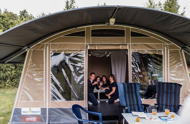Bonita tienda de campaña en un camping.