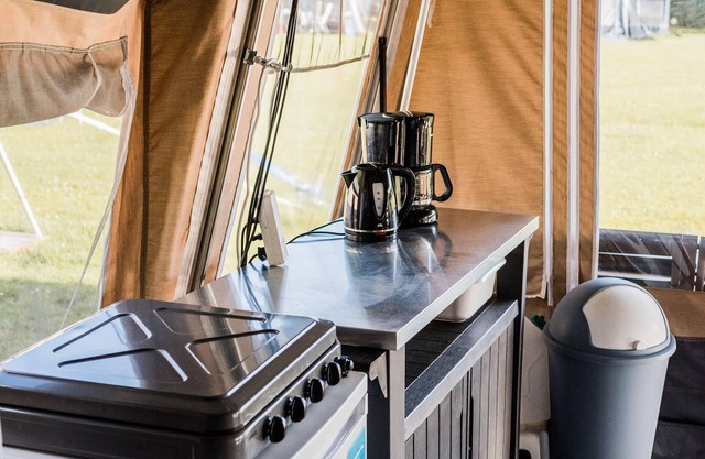 Bonita tienda de campaña en un camping