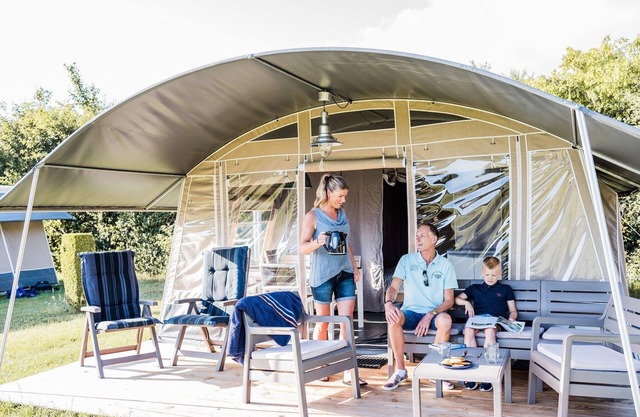 Joli tente sur un terrain de camping