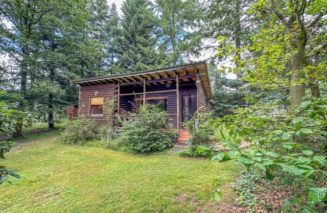 Belle maison en bois à la campagne