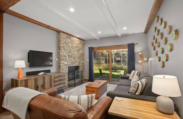 Private Washer/Dryer, Outdoor Pool and Hot Tub, Nicely Updated, Free Bus Route