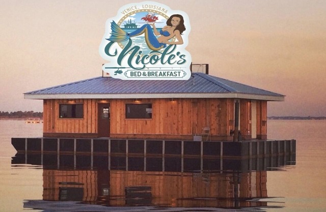Nicole’s Clean Cozy HouseBoat