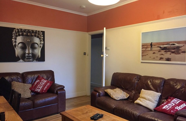 nifty two bed urban flat near leafy park and city