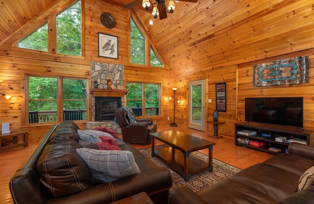 Night Owl Lodge | Pet-Friendly Log Cabin with Game Room!