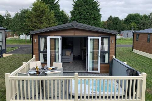 Nightingale Lodge with Hot Tub