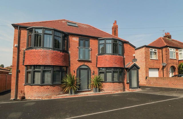 NIGHTINGALES, family friendly, luxury holiday cottage in Bridlington