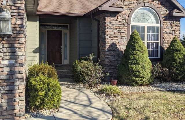 Nightly Specials! Spacious OzarksHome ~ HiSpeedWiFi ~ OutdoorPool ~ Close to SDC