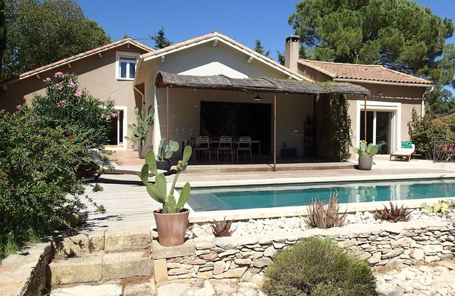 Nimes au cœur de la garrigue, grand mazet rénové avec piscine privée.