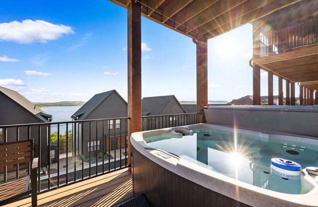 Nine Lakefront Homes (sleeping 223) in Rocky Shores w/n 500ft