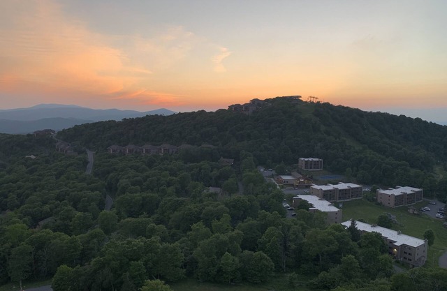 Ninth-floor condo w/stunning sunset views overlooking Sugar Mountain Ski Slopes!