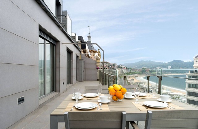019 / NIZA LA CONCHA, terrace with beach views
