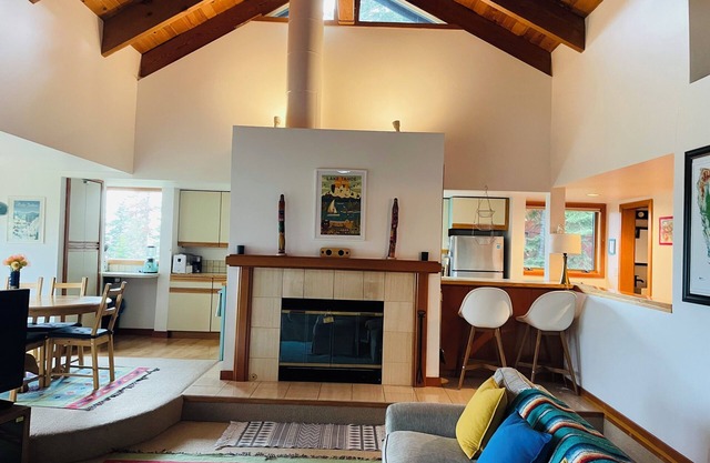 Charming 3-bedroom cabin with fitness room and WiFi in delightful Rubicon bay