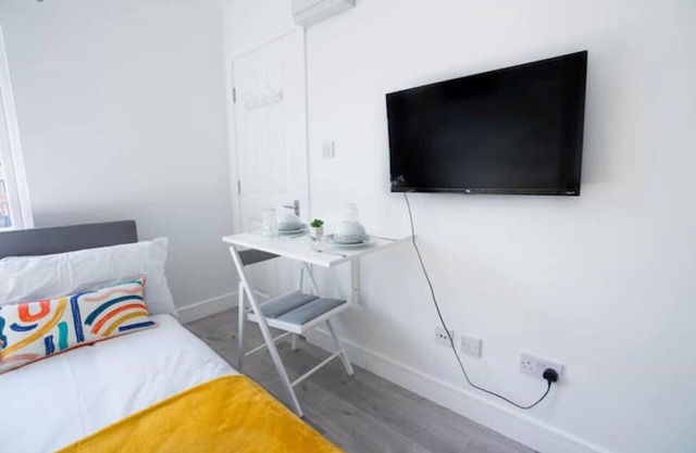 No 01 small studio flat near Aylesbury stationTown