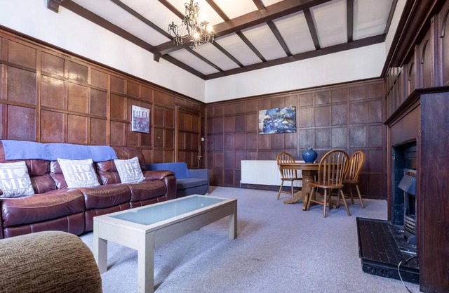No 1 - LARGE 1 BED NEAR SEFTON PARK AND LARK LANE