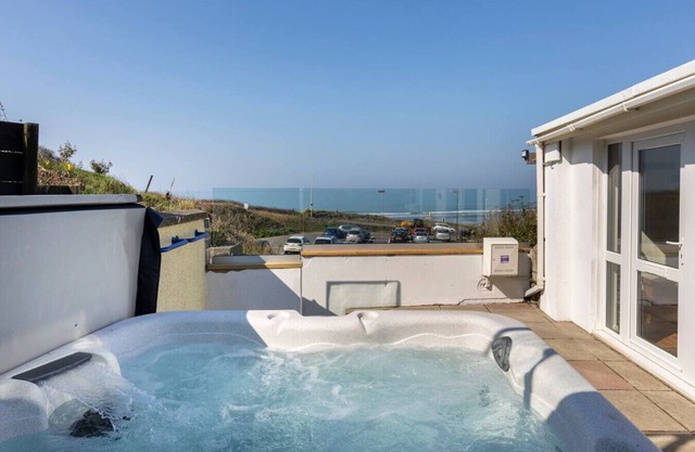 No.10 Marine Road · Luxury Family Beachside Home inc Hot Tub & Parking