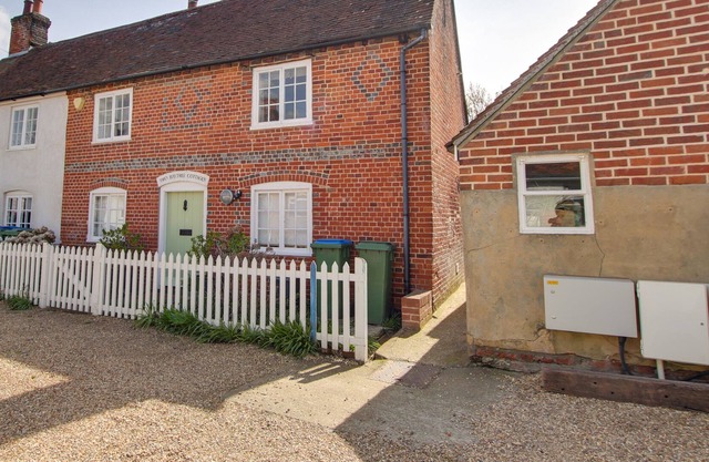 NO.2 BAYTREE COTTAGE, family friendly in Swanwick, Hampshire