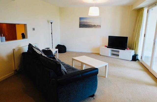 No 2 - Modern 2 Bed Apartment, Close to Gla Airport & M8
