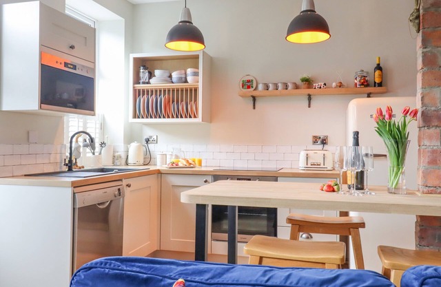 NO 47, HAWORTH, family friendly, with a garden in Haworth