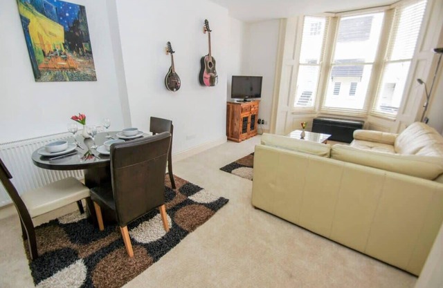 No 5: 1 chambre, 2 couchages, près de la plage et i360, wifi