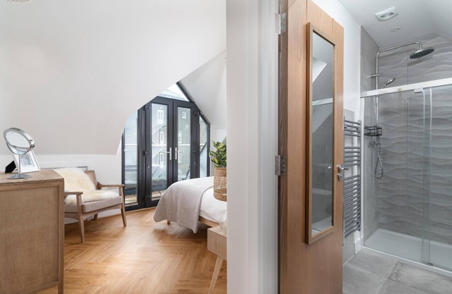 No. 5 - stylish dog friendly town house. Moments to the sea. Sleeps 4+2. Parking