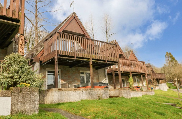 NO 51 VALLEY LODGES, pet friendly, with pool in Gunnislake