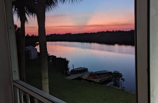 NO CHORES! Waterfront ...Minutes to world class beaches Marco/Naples