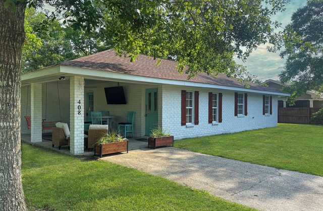 No Cleaning Fee! <0.6 Miles to the Beach. Pet Friendly! Cast-a-Wave 228Vacay