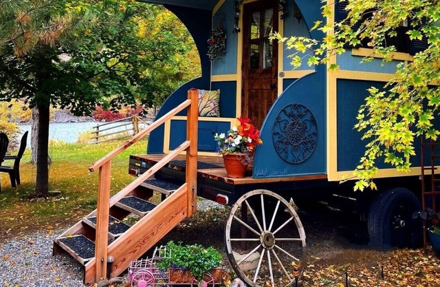 # 1 Gypsy Wagon Tiny House sur la rivière Salmon!
