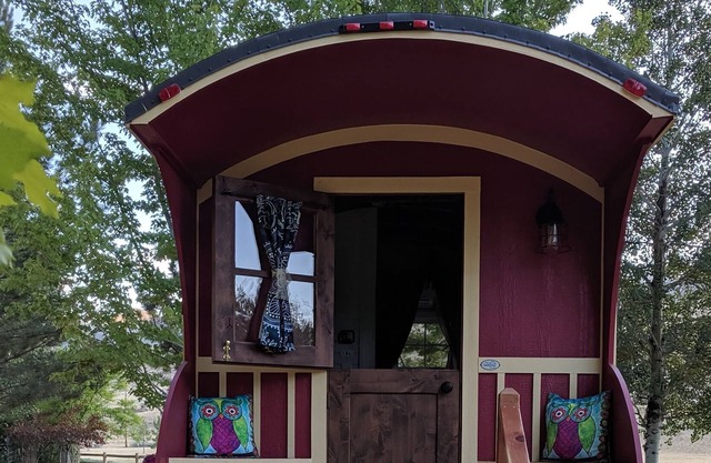 # 3 Gypsy Wagon Tiny House sur la rivière Salmon!