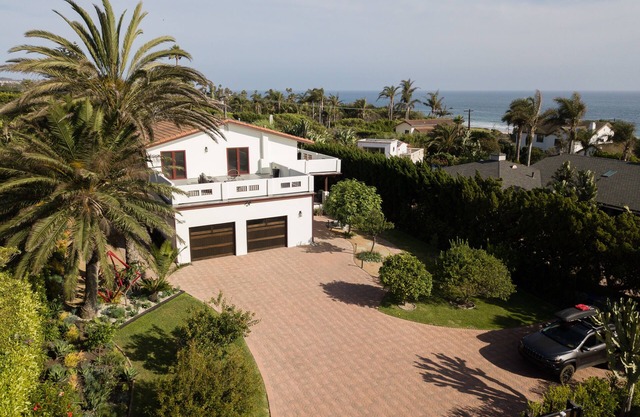 SPECIAL OFFER TO MALIBU FIRE VICTIMS. Views,beach,spa,pool table,ping pong,BBQ