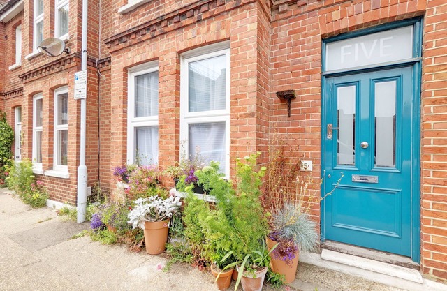 No. Five - Worthing - sleeps 6 guests in 2 bedrooms