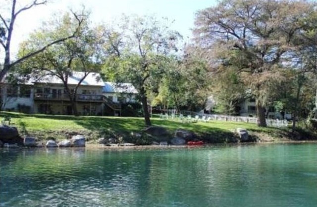 Maison et chalet de la rivière Gruene sur la Guadalupe! 7Bdrms / 4. 5Bath / Kayaks, Sleeps-28
