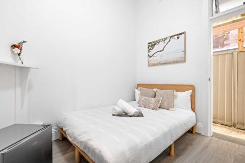 No Frill Economic Double Room - Ideally Located - Shared External Bathroom & Kitchen