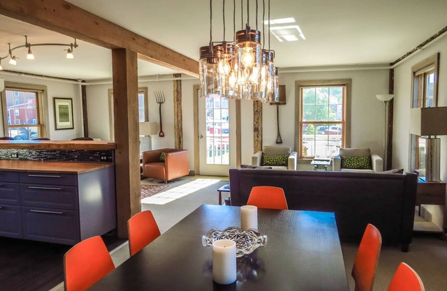 Loft moderne, propre, lumineux et spacieux, marchez partout! vue sur l'eau à gogo!