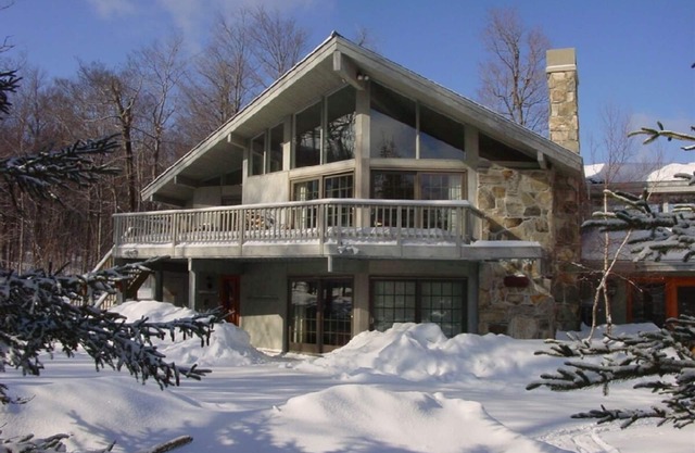 Chalet skis aux pieds en face du sentier Lower Wanderer