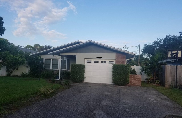 Fox Hollow - Central St Petersburg 3bed 2bath home