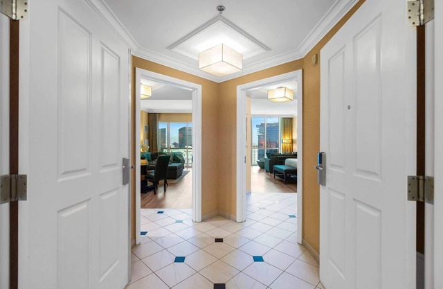 Luxueux StripView Penthouse (8 personnes) + balcon et aucun frais de résidence