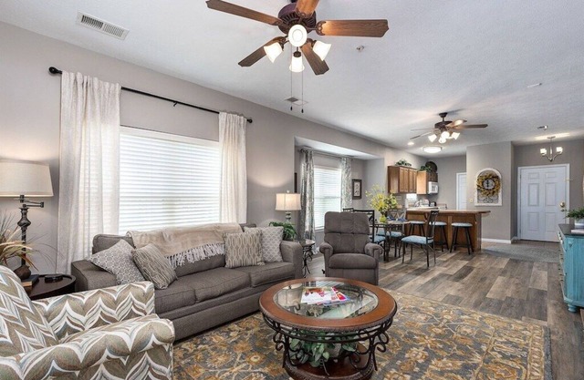 No Stairs! 2 miles to Silver Dollar City, Ozark views, resort amenities & more!!