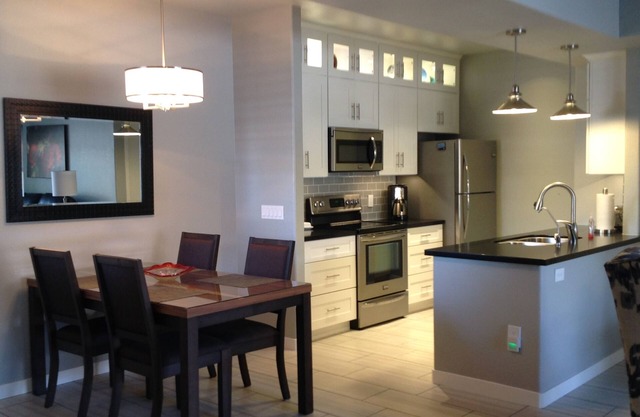 Condo luxueux et relaxant entièrement rénové de chambre à coucher divisée