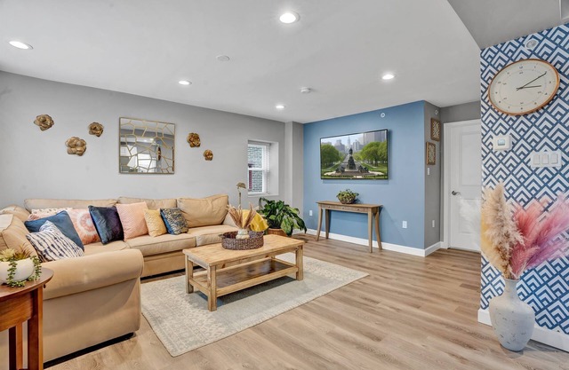 Location! Cozy Chestnut Hill 2 BR/2 Bath No-stairs
