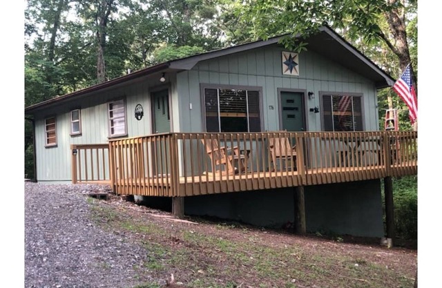 Dogs welcomed at this cozy cabin with no stairs!