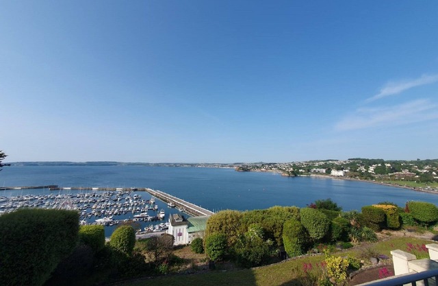 No1 Marina Court - Sea View Apartment - sleeps 4 guests in 2 bedrooms