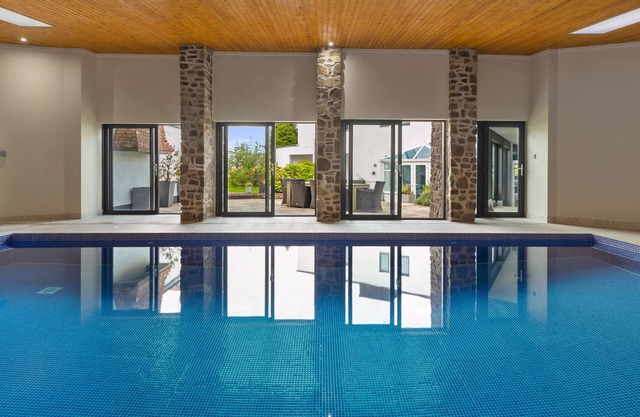 No3 Highpoint luxury townhouse, 2en-suite bedrooms onsite indoor swimming pool
