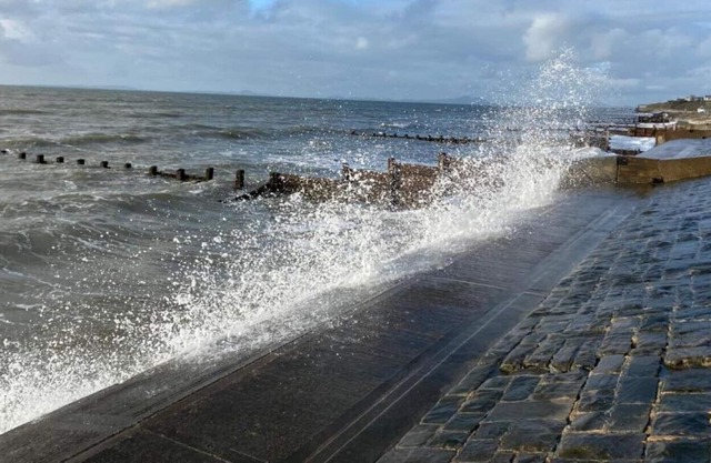 No40Barmouth:- Modern, Hot Tub, Dog Friendly & 100m to beach
