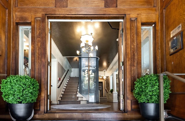 Nob Hill Inn