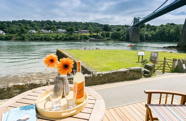 Noddfa - a sea view that sleeps 4 guests in 2 bedrooms