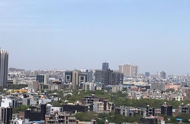 noida premium apartment for 6