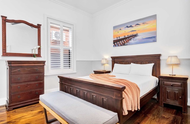 Noir Cottage | Glenelg North | 3BR | Netflix| BBQ
