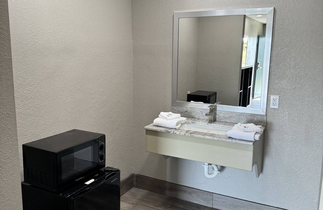 Nola Inn & Suites