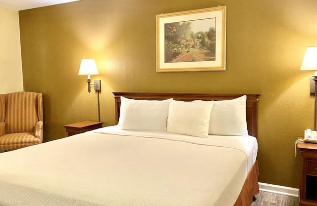 Affordability Getaway at Mount Vernon! Close Drive to Western Hills Country Club